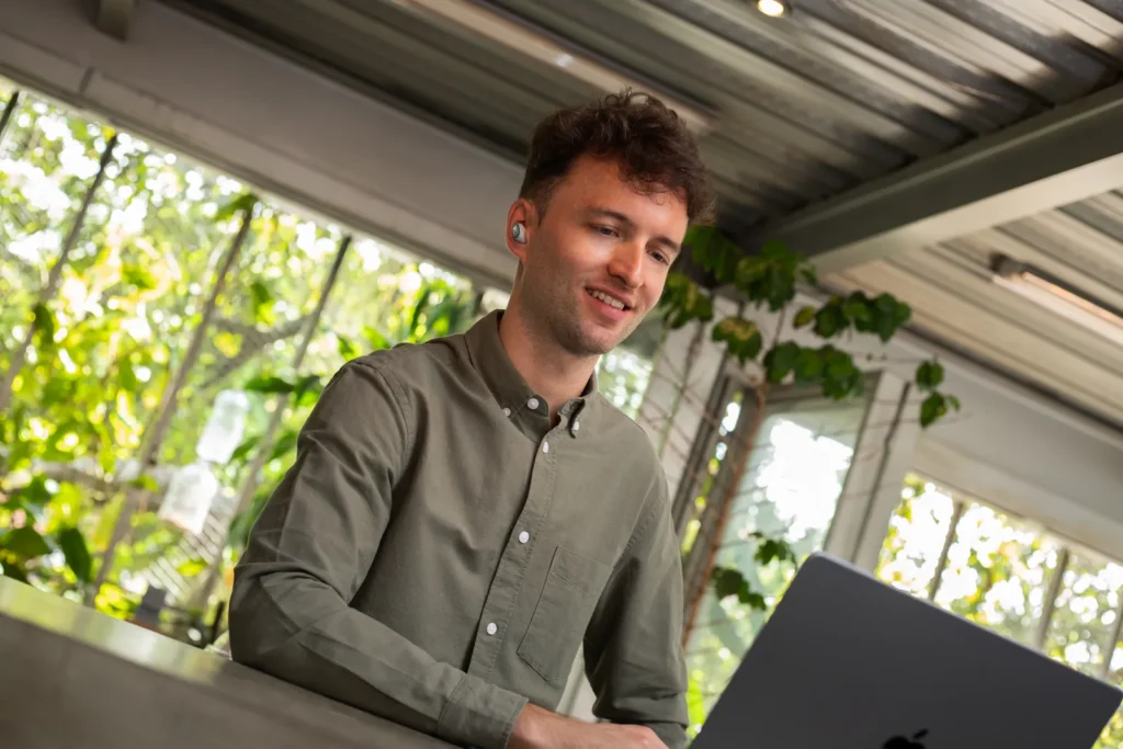Benjamin Strothmann bei der statistischen Datenanalyse am Laptop